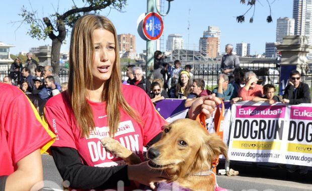 Luli Fernández con su perro (Foto: Jennifer Rubio).