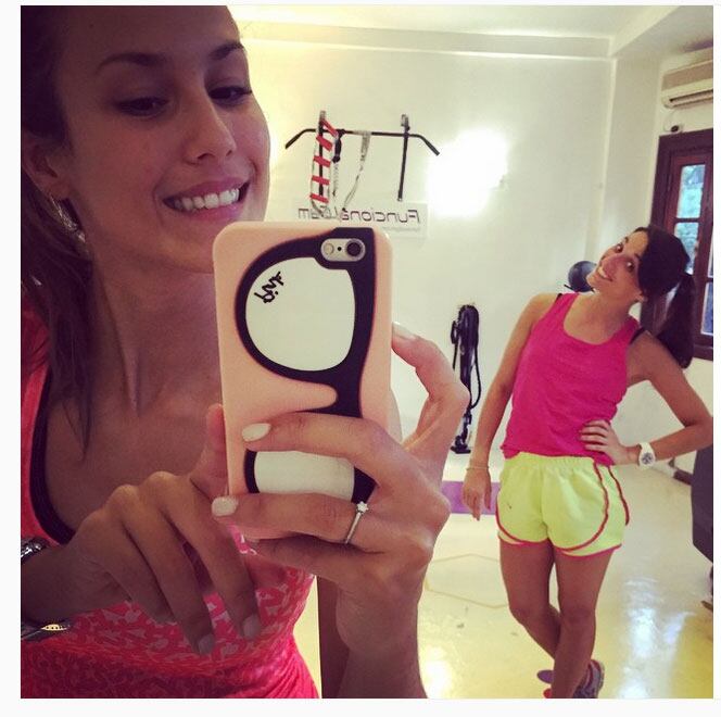 Luli Fernández mostró sus mil y una fundas top de celular (Foto: Instagram)