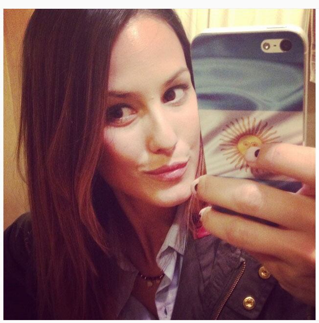 Luli Fernández mostró sus mil y una fundas top de celular (Foto: Instagram)