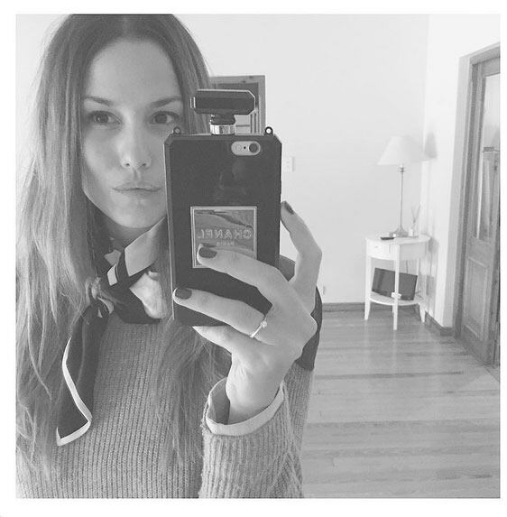 Luli Fernández mostró sus mil y una fundas top de celular (Foto: Instagram)