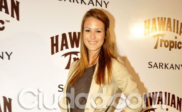 Luli Fernández, muy elegante, acompañó a Sarkany (Foto: Jennifer Rubio).