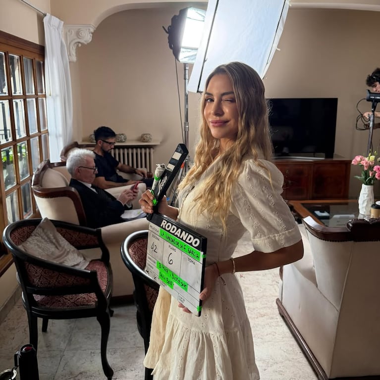 Luly Drozdek en el back de La Navidad de la Familia García, la película de la que es guionista. (Foto: @lulydrozdek)