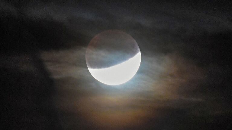 Luna de fresa: llega el eclipse lunar que podría afectar aún más este 2020. Foto: AFP.
