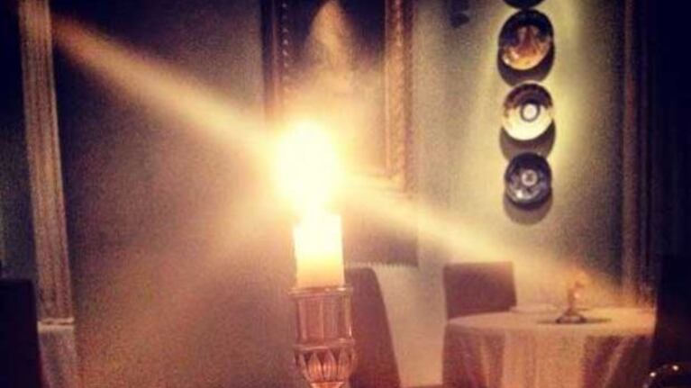 "Luz, testigo de amor eterno... Como el nuestro", tuiteó Romanela, junto a la foto de la vela de la mesa. (Foto: @romanelaAmato)