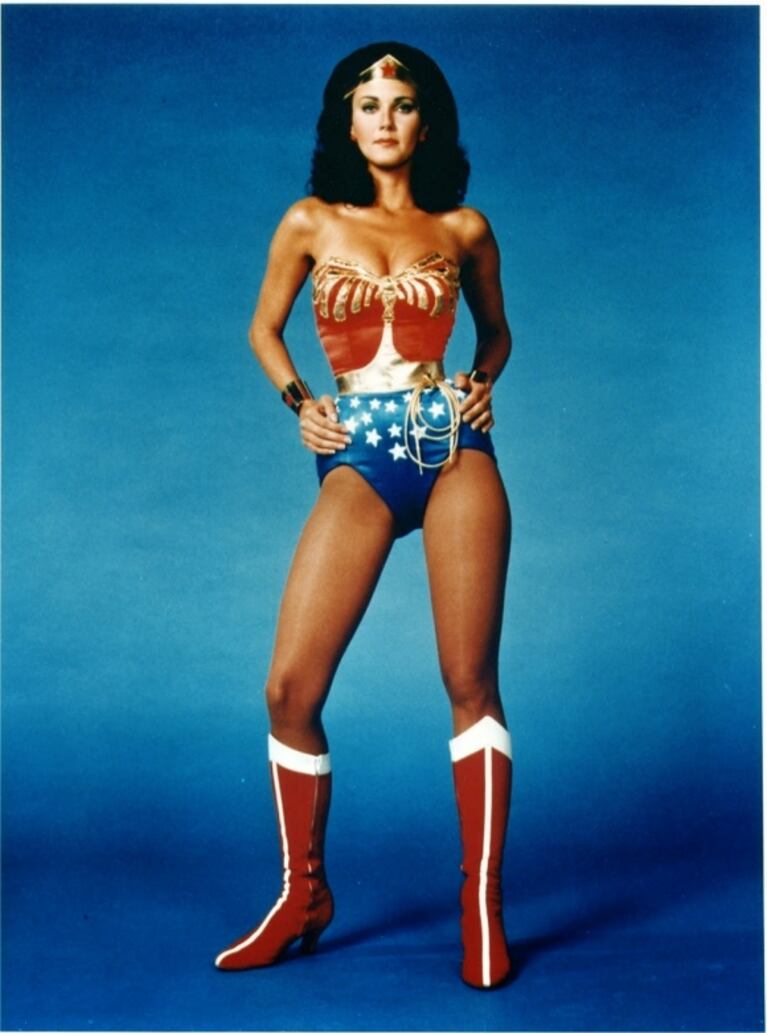 Lynda Carter, la Mujer Maravilla de la serie de los 70, tiene su baldosa en el Paseo de la Fama de Hollywood