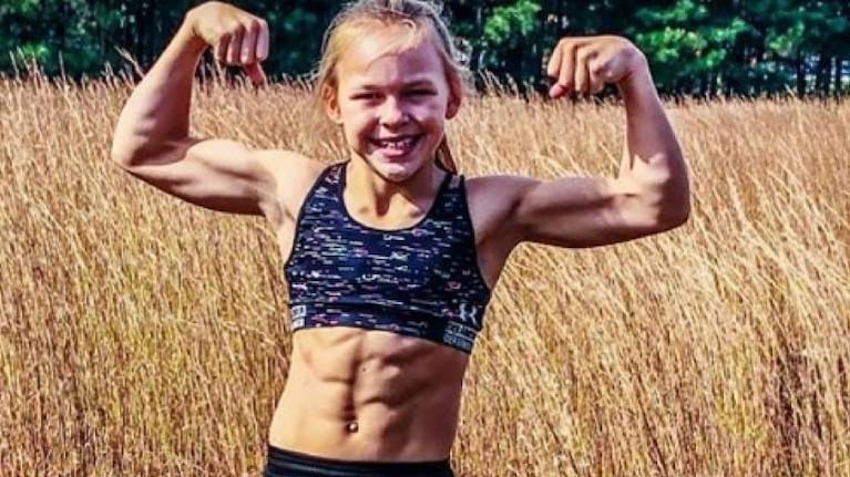 Lyza, la niña de 10 años que impacta por sus esculpidos abdominales