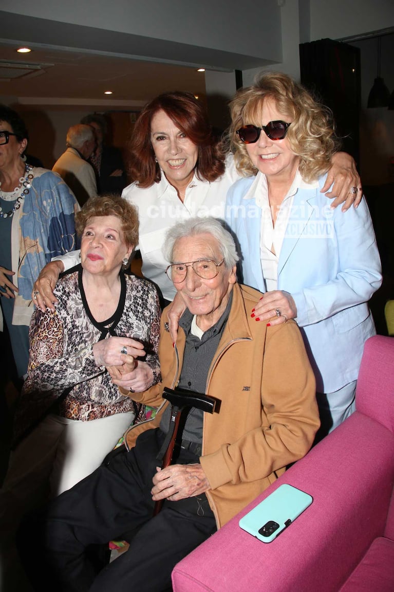 Mabel Landó, Nora Cárpena, Soledad Silveyra y Claudio García Satur (Foto: Movilpress)