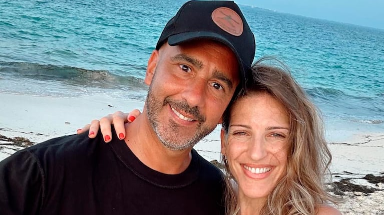 Macarena Rinaldi mostró su pancita de embarazada en bikini desde la playa.