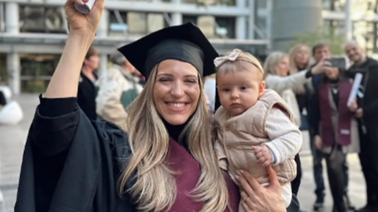 Macarena Rinaldi se recibió de psicóloga y lo celebró con Fede Hoppe y su hija Amanda