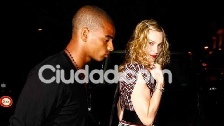 Madonna y Brahim, paseo de noche. (Foto: Southern Press).