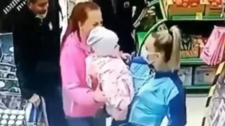 Madre despistada confunde a su hija con otra niña en un supermercado
