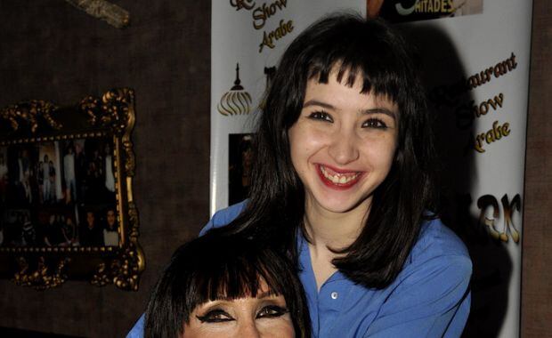 Madre e hija celebran después del esperado estreno (Foto: Jennifer Rubio). 