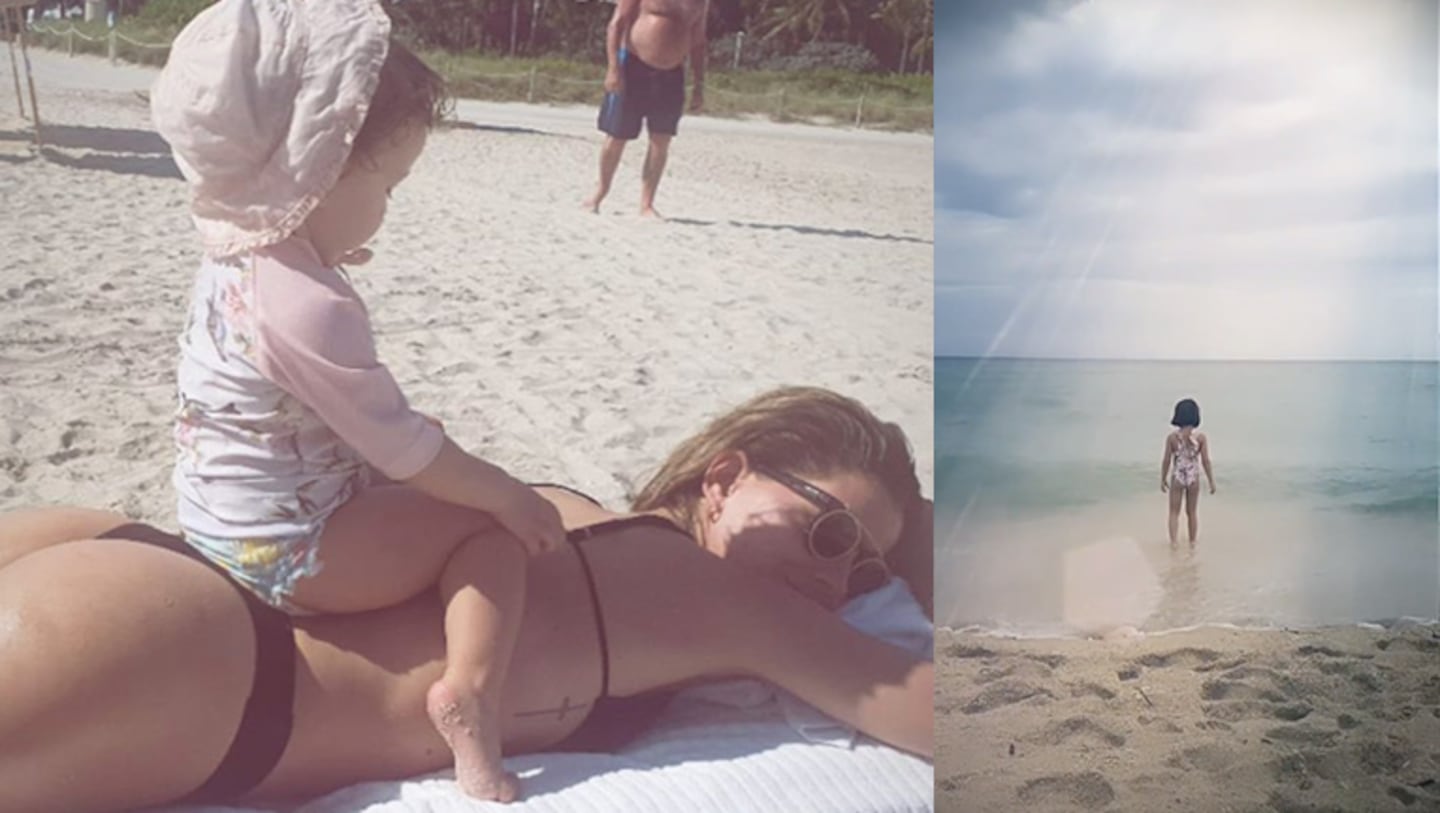 Madre e hijas disfrutan de las playas de Miami.