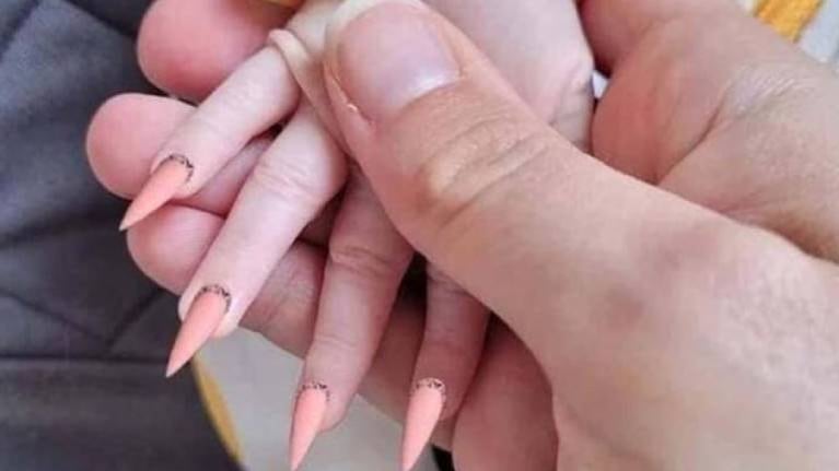 Madre le hace la manicura a su bebé y deja sus uñas como “pequeñas garras”