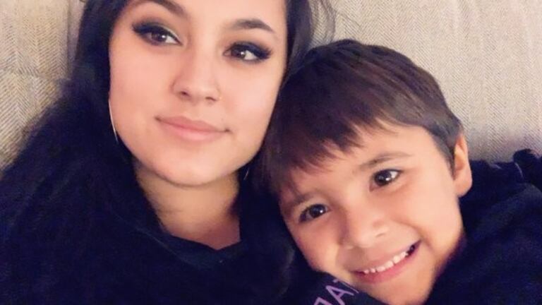 Madre le regala maquillaje a su hijo