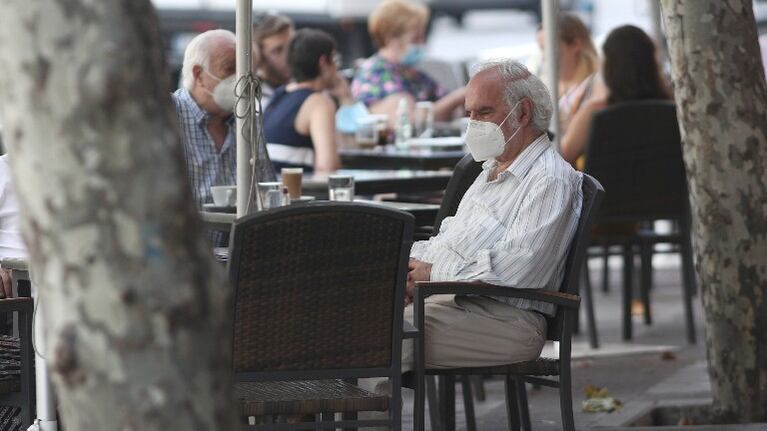 Madrid: restringen aun más las reuniones sociales para frenar su rebrote de coronavirus. Foto: DPA.