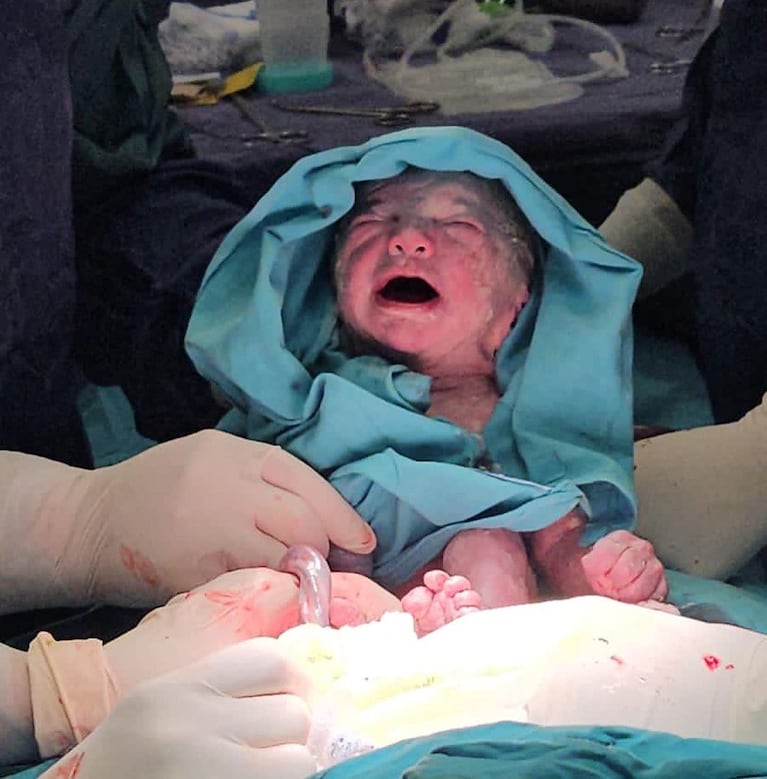Magui Bravi compartió las primeras fotos de su bebé recién nacido y habló de “una cesárea de emergencia”