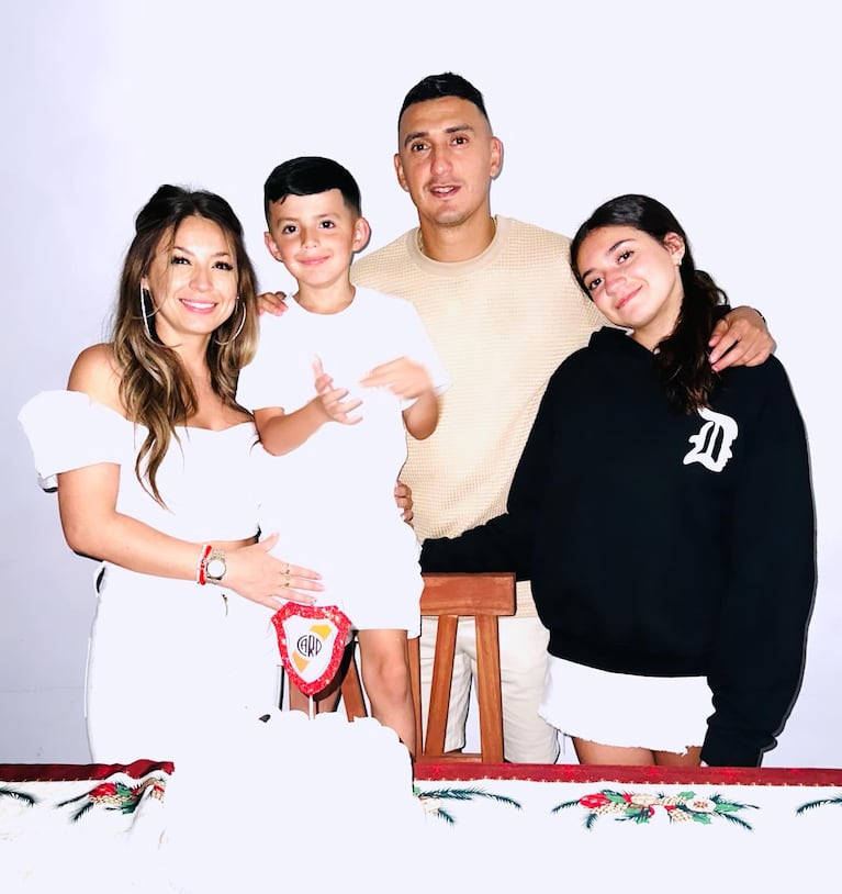 Magui Olave y Matías Suárez junto a su familia. Crédito: Instagram