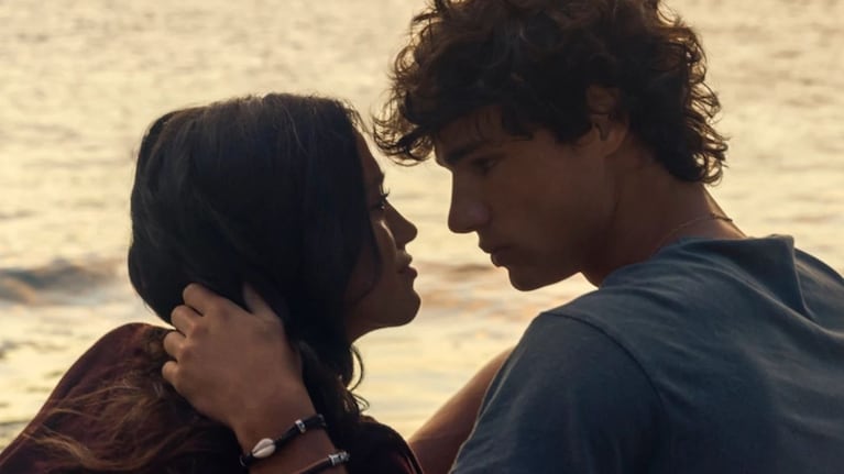 Maia Reficco como Oriah “Ry” Pera y
Fernando Lindez como Julián García.