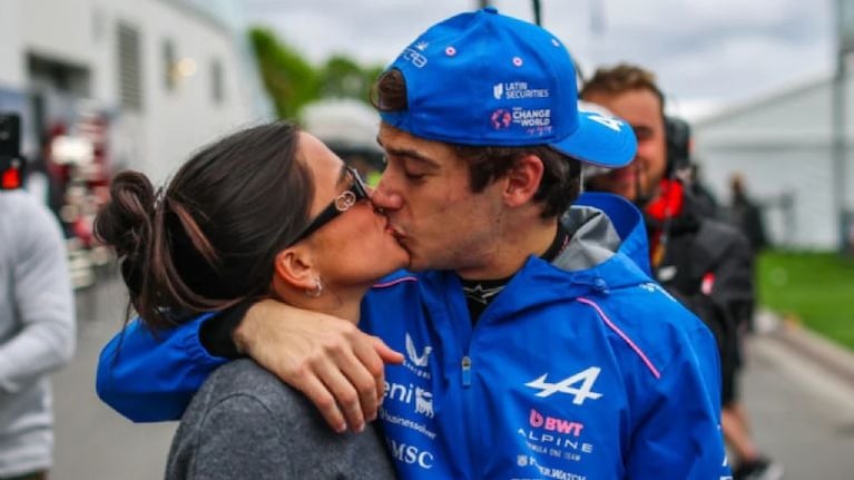 Maia Reficco y Franco Colapinto se besan en uno de los Grandes Premios de Fórmula 1