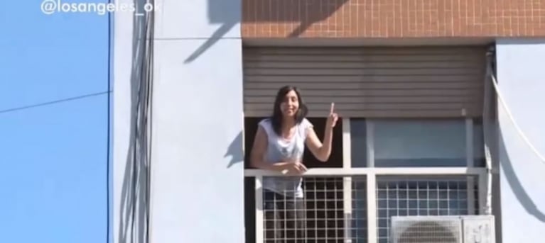 Maite Peñoñori, la notera de LAM, estaba perdida en pleno móvil en vivo.... ¡y una vecina salió a ayudarla desde el balcón!