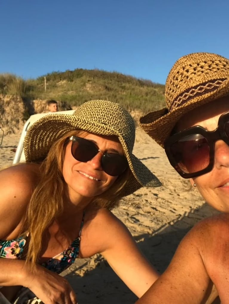 Majo y Sandra con sombreros de paja y anteojos de sol, en uno de los tantos veranos que compartieron juntas.