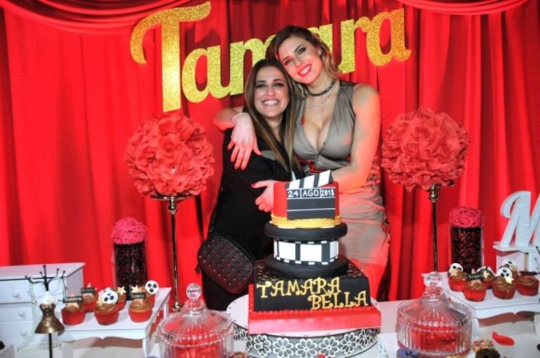 Maju Lozano, súper enamorada y a los besos con su nuevo novio en el cumpleaños de Tamara Bella