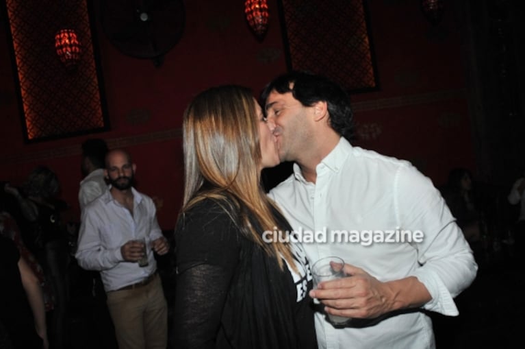 Maju Lozano, súper enamorada y a los besos con su nuevo novio en el cumpleaños de Tamara Bella