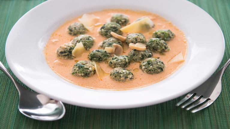 Malfatti de espinaca con salsa rosa: un clásico italiano reinventado       