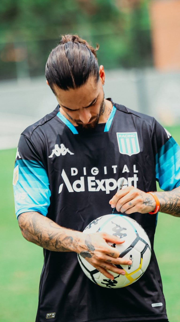 Maluma con la camiseta de Racing Club.