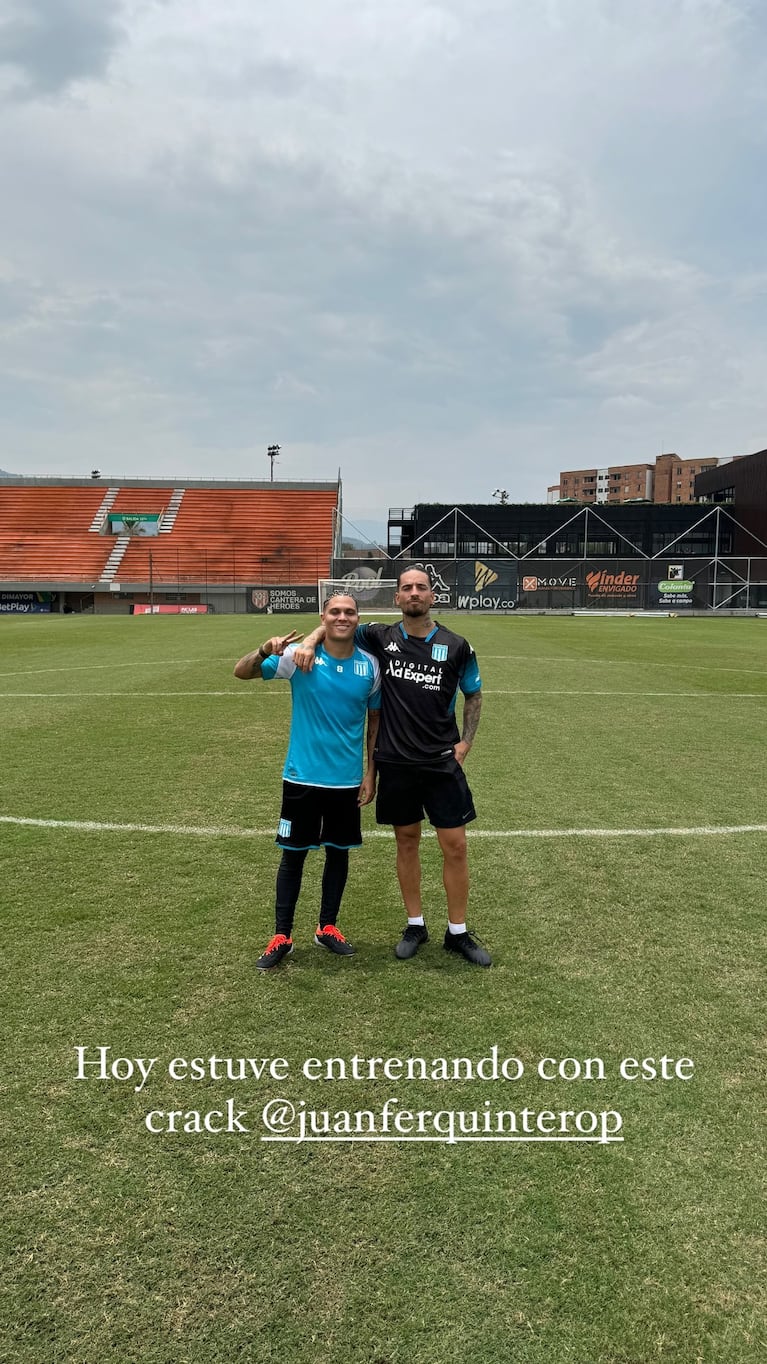 Maluma con la camiseta de Racing Club y Juan Fernando Quintero.