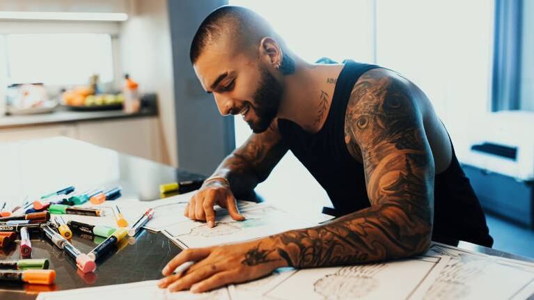 Maluma crea una colección de moda para la exclusiva casa parisina Balmain