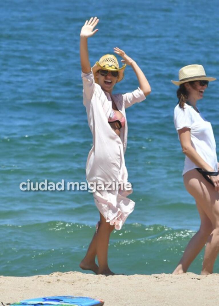 ¡Mamá full time! Pampita, una diosa con sus hijos en las playas de Punta del Este