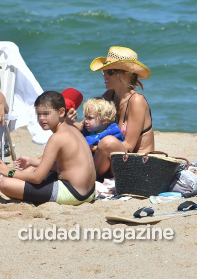 ¡Mamá full time! Pampita, una diosa con sus hijos en las playas de Punta del Este