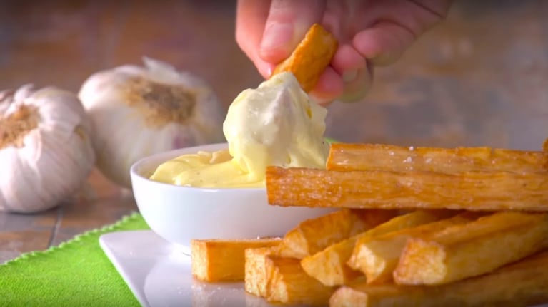 Mandioca frita con mayonesa de ajo: la receta que brinda la mejor combinación