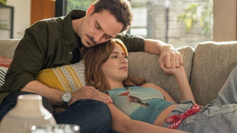Manolo Cardona junto a su "hija" enferma en la serie de Netflix.
