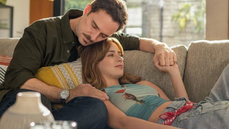 Manolo Cardona junto a su "hija" enferma en la serie de Netflix.