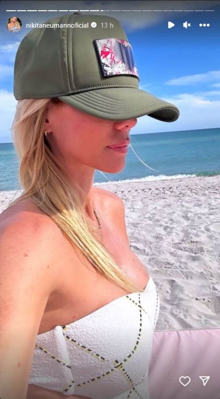 Manu Urcera compartió las primeras fotos de la pancita de embarazada Nicole Neumann en la playa