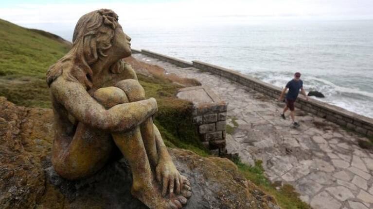 Mar del Plata presentará al autor de la escultura de una mujer que apareció en Playa Chica