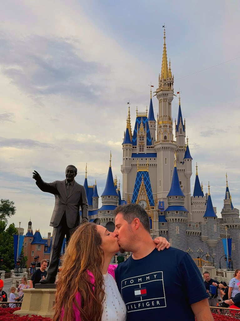 Mar Tarrés y su novio en Disney (Foto: Instagram @martarresok_)