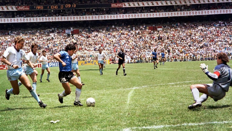 Maradona, justo antes de superar al arquero y dar un pase a la red.