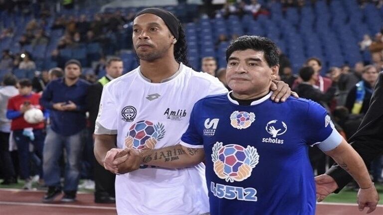 Maradona saludó a Ronaldinho en su retiro del fútbol
