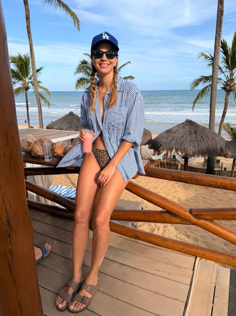 Marcela Kloosterboer: camisa a rayas y bikini animal print