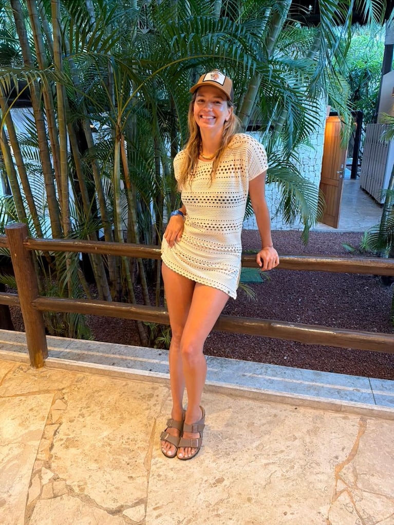 Marcela Kloosterboer con blusa tejida a mano