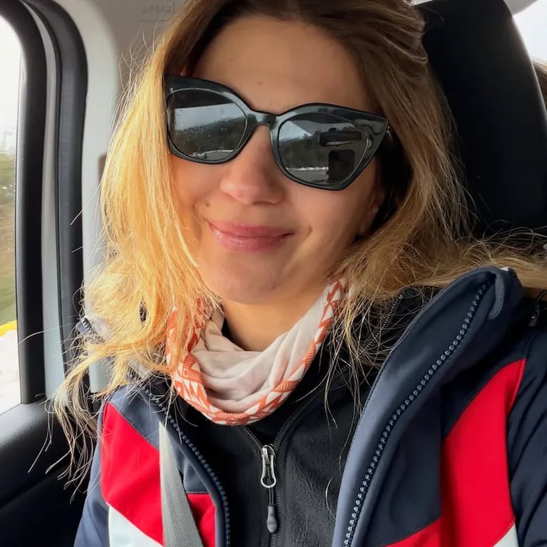 Marcela Kloosterboer, con onda y anteojos de sol, durante uno de los traslados del viaje — Fuente: Instagram