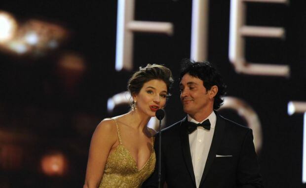 Marcela Kloosterboer, con su divino vestido dorado junto a Sebastián Estevanez, de estricto smoking. (Foto: Telefe)