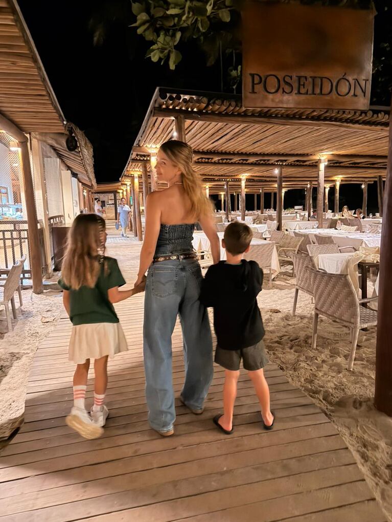 Marcela Kloosterboer con sus hijos: top y jean