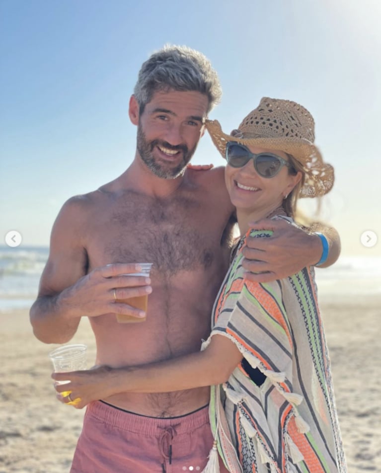 Marcela Kloosterboer deslumbró con un look súper chic en la playa: poncho multicolor sobre el traje de baño
