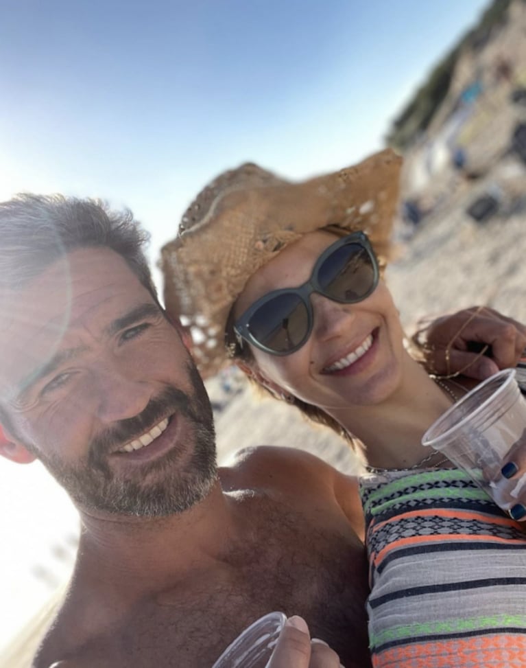 Marcela Kloosterboer deslumbró con un look súper chic en la playa: poncho multicolor sobre el traje de baño