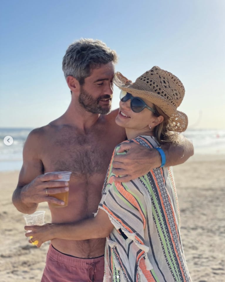 Marcela Kloosterboer deslumbró con un look súper chic en la playa: poncho multicolor sobre el traje de baño